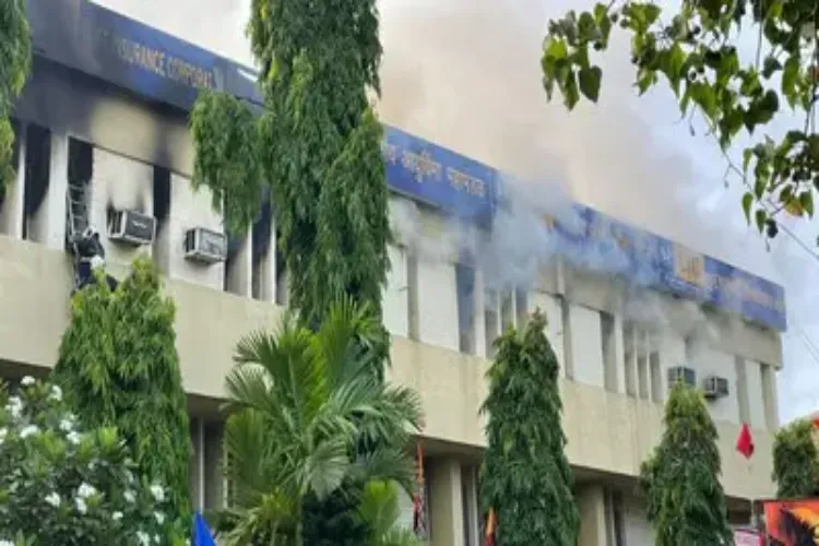 इंदौर में आग लगने से 7 की मौत, मुंबई की एलआईसी बिल्डिंग में लगी आग से कोई हताहत नहीं