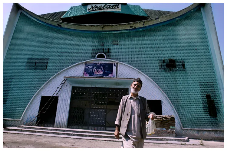 इस्लामी आतंकवादियों ने घाटी में बंद करा दिए सिनेमाघर