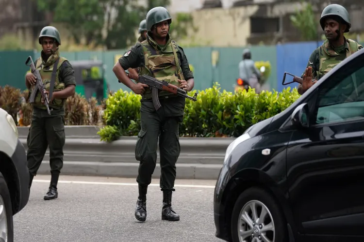 श्रीलंका: सेना ने हिंसा फैलाने वालों के खिलाफ फायरिंग के दिये आदेश