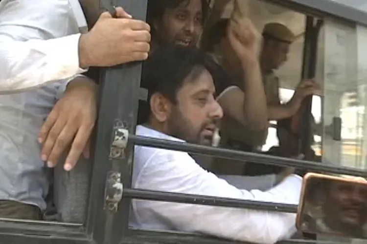 दिल्ली में अतिक्रमण विरोधी अभियान के विरोध में आप विधायक अमानतुल्ला खान गिरफ्तार