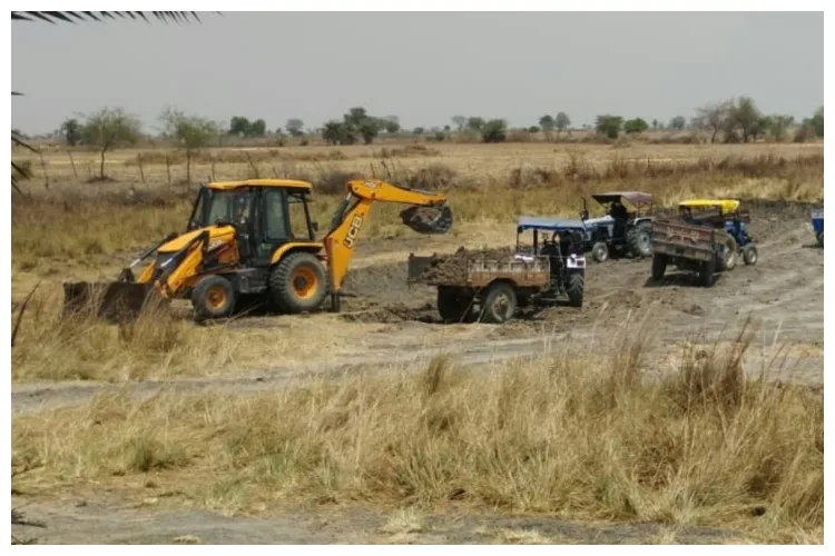 मध्य प्रदेश के छतरपुर में हो रही तालाब उड़ाही