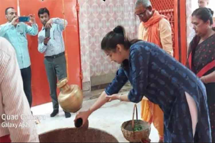 अररियाः डीएम इनायत खान मंदिर में किया शिवलिंग का जलाभिषेक