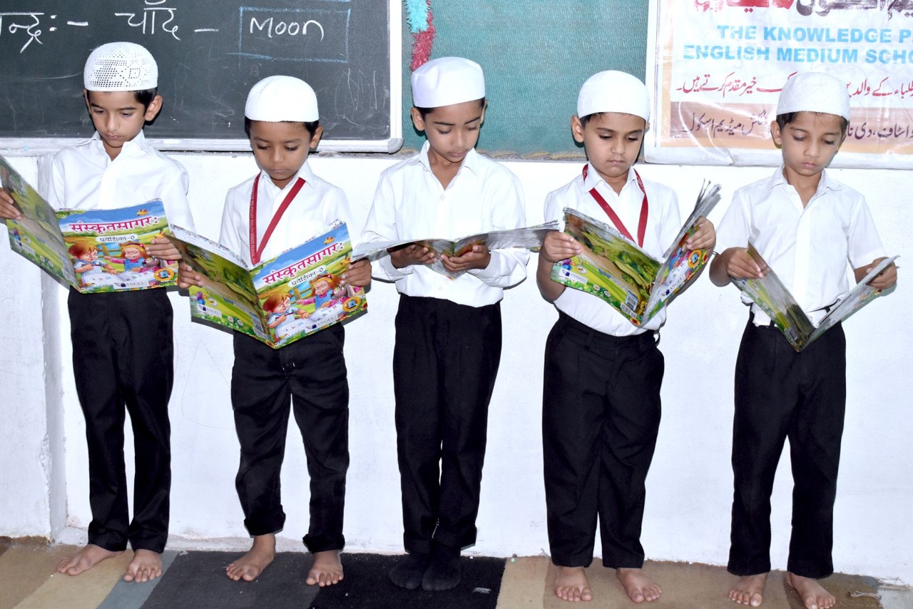 https://www.hindi.awazthevoice.in/upload/news/165314772017_Maulana_Jalaluddin_Qasimi's_school,_where_children_study_Sanskrit_in_nursery_class_3.jpg