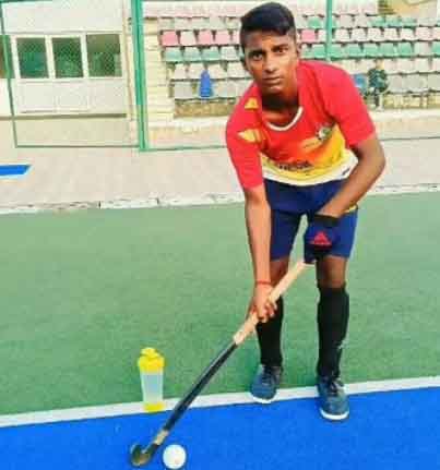 https://www.hindi.awazthevoice.in/upload/news/165323858919_Mechanic's_son_Shahrukh_became_a_dribbling_star,_a_glimpse_of_Mohammad_Shahid_is_seen_2.jpg