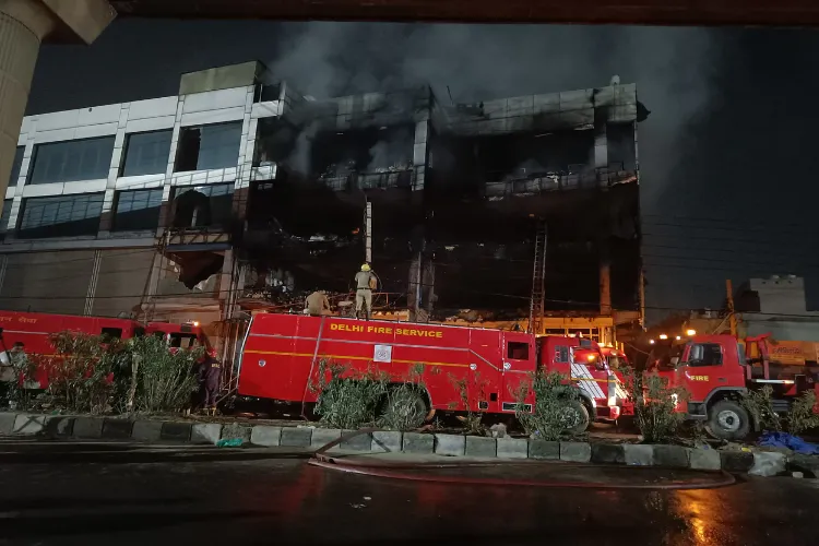 दिल्ली के सफदरजंग अस्पताल में लगी आग पर दमकलकर्मियों ने पाया काबू