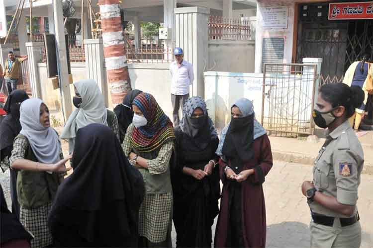 कर्नाटक: हिजाब पहनकर आई छात्राओं को कॉलेज में नहीं मिला प्रवेश 