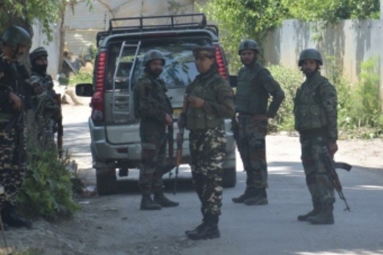 कश्मीर: मुठभेड़ में पुलिसकर्मी के हत्यारे समेत दो आतंकी मारे गए