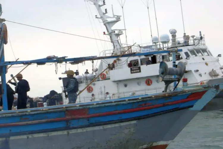 भारतीय तटरक्षक बल ने पाकिस्तानी मछुआरों की नाव जब्त की, 7 गिरफ्तार