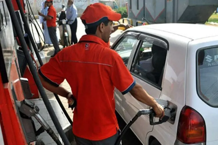 पाकिस्तानः पेट्रोल-डीजल की कीमतों में फिर 30 रुपये की बढ़ोतरी, नई दर आज से लागू