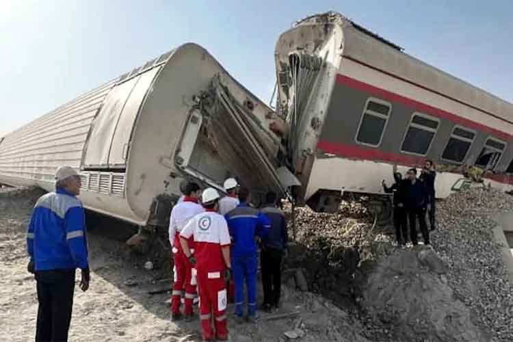 ईरान में ट्रेन पटरी से उतरी, 17 की मौत 