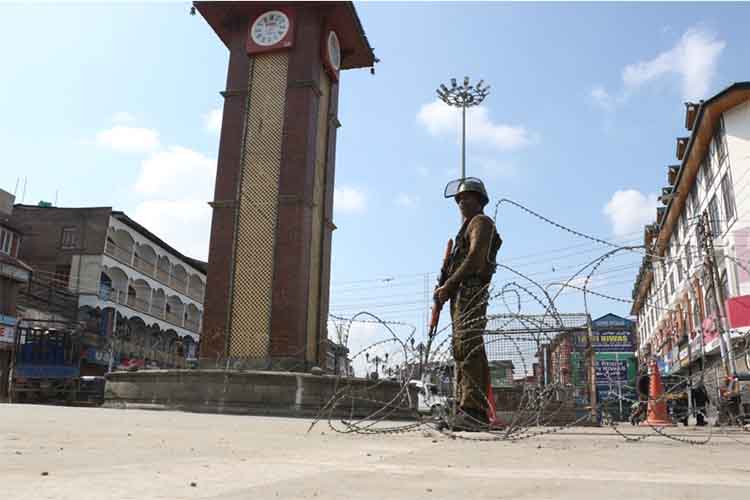 भद्रवाह के बाद श्रीनगर शहर बंद, मोबाइल इंटरनेट पर लगाया प्रतिबंध