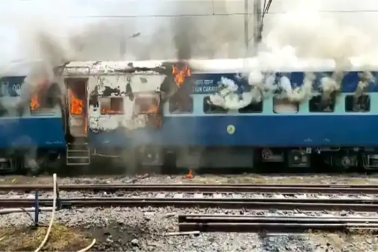 अग्निपथ : बिहार में प्रदर्शनकारियों ने कई ट्रेनों में लगाई आग