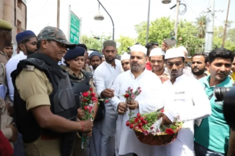 लखनऊ पुलिस ने सभी नमाजियों को भेंट किए गुलाब