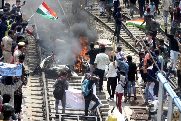 सिकंदराबाद में छात्रों का उग्र प्रदर्शन