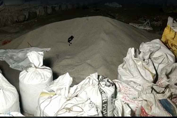 गुजरात के मार्बल गोदाम में छापेमारी के दौरान जब्त हुआ 12 मीट्रिक टन अनाज