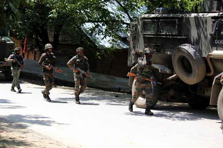 कश्मीर: हंदवाड़ा में अल-बद्र आतंकी के तीन साथी गिरफ्तार