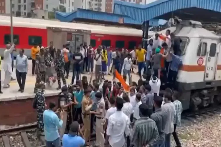 कांग्रेस के सत्याग्रह के बीच कार्यकर्ताओं ने शिवाजी स्टेशन पर रोकी ट्रेन