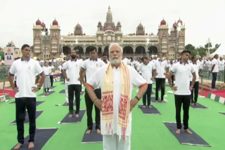 आठ वां अंतरराष्ट्रीय योग दिवस: पीएम मोदी ने मैसूर  समारोह में किया योगाभ्यास,  कहा- इससे दुनिया में आएगी शांति 