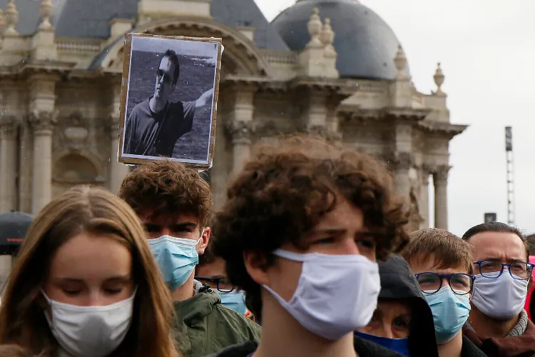 पेरिस : मुस्लिम छात्रा को चेहरे से नकाब हटाने के लिए कहने पर शिक्षका को मौत की धमकी 