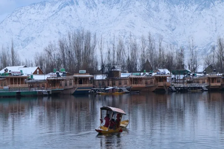 जम्मू-कश्मीर की डल झील में डूबती हाउसबोट के मालिक ने 7 पर्यटकों की बचायी जान