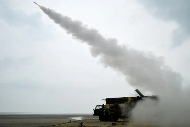हवाई खतरों को कम करने केलिए सतह से हवा में मार करने वाली मिसाइल का परीक्षण 