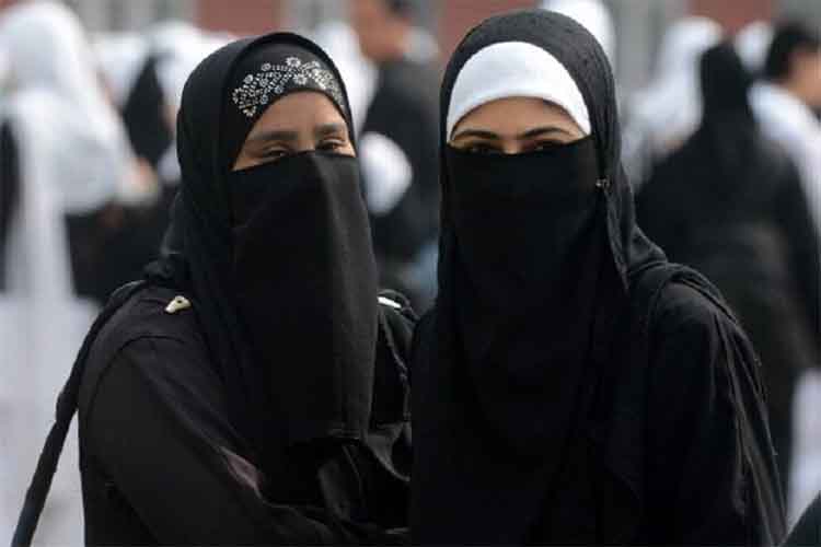 कर्नाटकः प्रदर्शनकारी हिजाबी छात्राओं को मिली टीसी