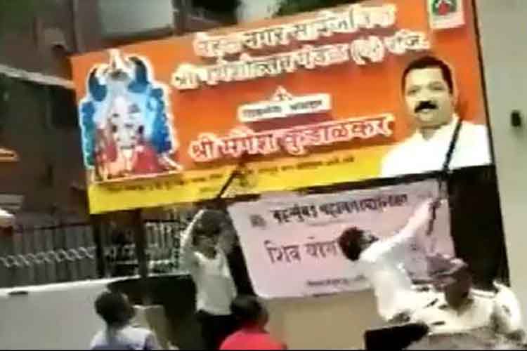 महाराष्ट्रः एमएलए दफ्तर में तोड़फोड़, पुलिस हाई अलर्ट पर, शिवसेना बैठक कल, डिप्टी स्पीकर के खिलाफ अविश्वास प्रस्ताव