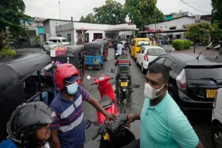 श्रीलंका : 2 हफ्तों तक ईंधन शिपमेंट नहीं मिलेगा 