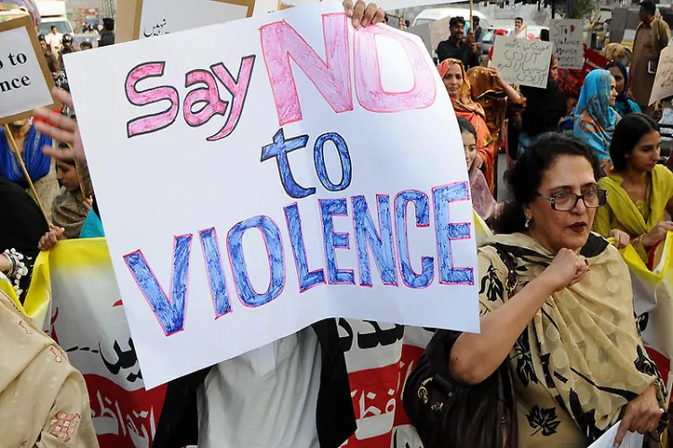 कराची में 40 लाख महिलाएं  अधिकारों से वंचित, महिला अपराध भी बढ़े