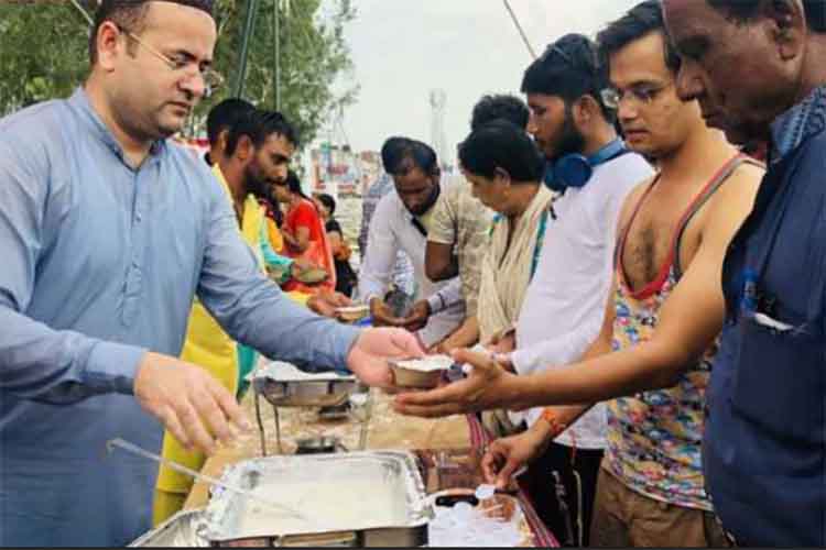 मुस्लिम भाईयों ने अमरनाथ यात्रा तीर्थयात्रियों को परोसा लंगर