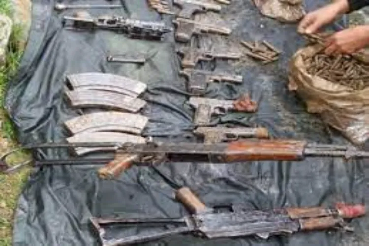 जम्मू-कश्मीर : लश्कर आतंकवादी के खुलासे पर राजौरी में भारी मात्रा में हथियार बरामद