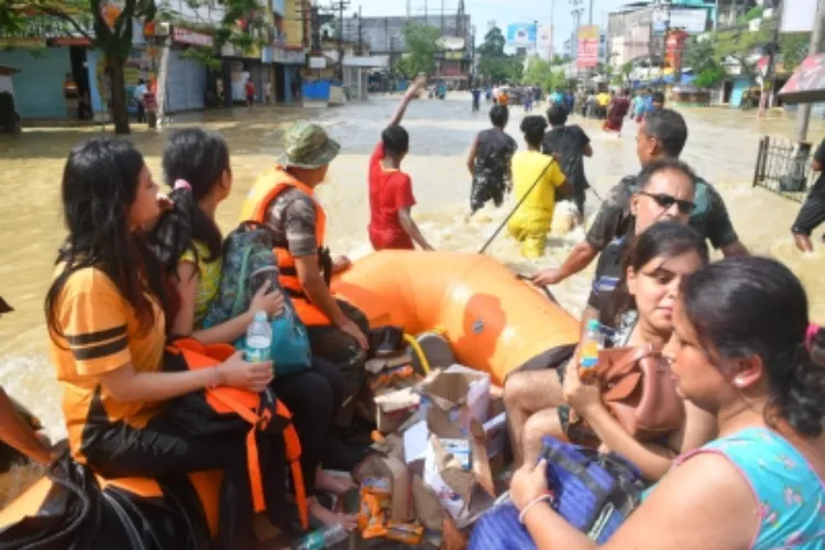 असम बाढ़: लोगों की परेशानी कम करने के लिए केंद्र और राज्य मिलकर काम कर रहे हैं : मोदी