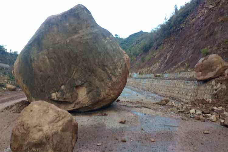 भूस्खलन के कारण बंद हुआ जम्मू-श्रीनगर नेशनल हाईवे