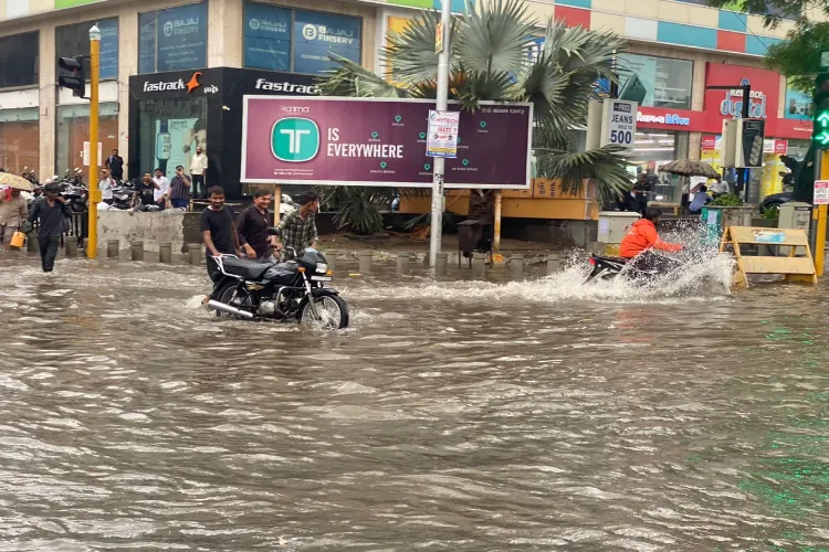गुजरात में भारी बारिश, 1500 से ज्यादा लोगों को निकाला गया, अहमदाबाद में स्कूल, कॉलेज बंद