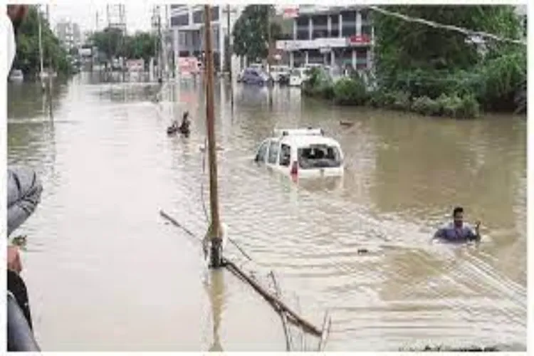 गुजरात : बारिश से जुड़ीं घटनाओं में 10 दिनों में 63 लोगों की मौत