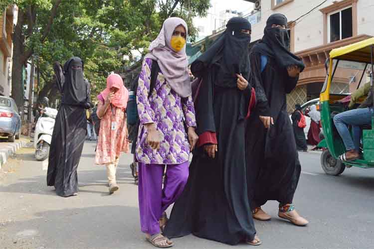 कर्नाटक हिजाब विवाद: सुप्रीम कोर्ट अगले हफ्ते याचिका को करेगा सूचीबद्ध 