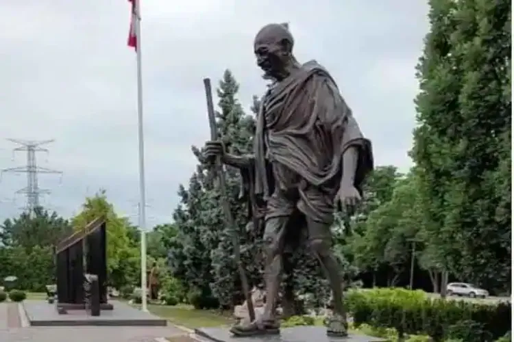 कनाडाः विष्णु मंदिर में महात्मा गांधी की मूर्ति को पहुंचाया नुकसान, भारत ने जताया विरोध