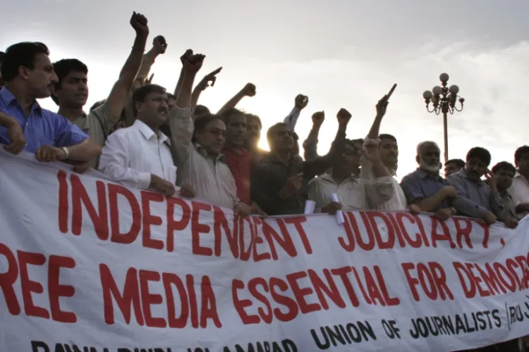 पाकिस्तान : सेना ने पत्रकारों को डराने के लिए शुरू किया बड़ा अभियान