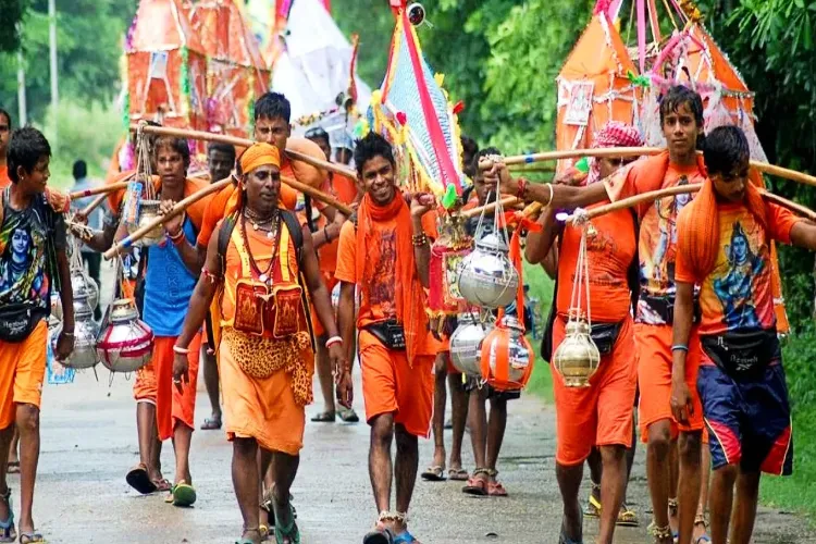मुस्लिम कारीगर बना रहे कांवड़, बनीं कांवड़ियों के कंधों की रौनक