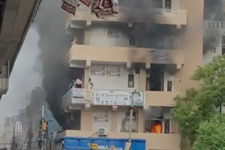 दिल्ली: न्यू अशोक नगर में इमारत में लगी आग; 12 लोग बचाए गए
