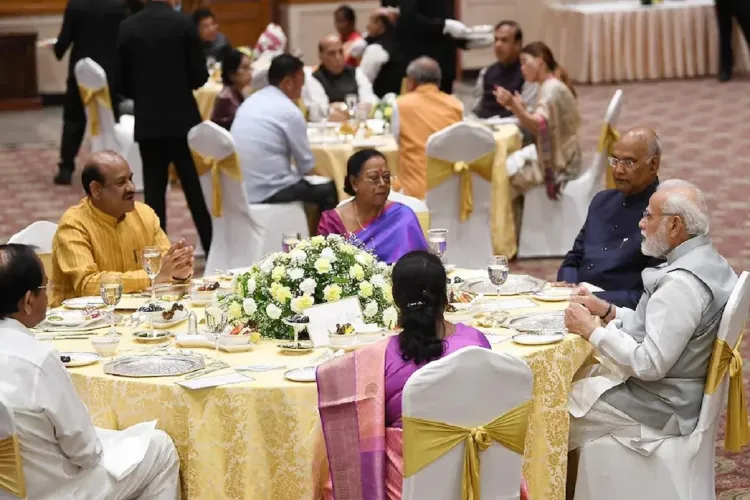 प्रधानमंत्री मोदी के राष्ट्रपति राम नाथ कोविंद के सम्मान में दी गई विदाई रात्रिभोज में शामिल हुए कई खास लोग