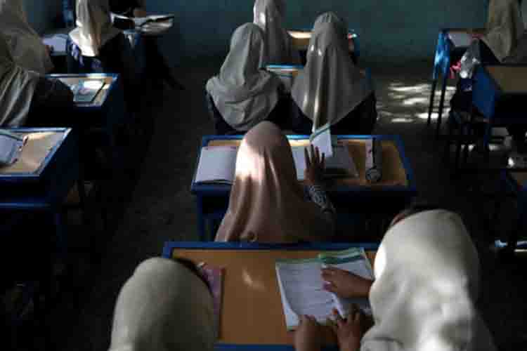 तालिबान का दावा, गर्ल्स स्कूलों को बंद होना ‘अस्थायी’ है