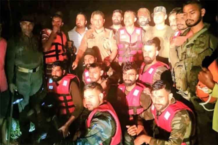 जम्मू-कश्मीर: सेना ने पुंछ में फंसे 4 युवकों का किया रेस्क्यू