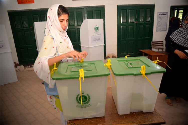 खस्ताहाल पाकिस्तान: साल के आखिर तक हो सकते हैं आम चुनाव 