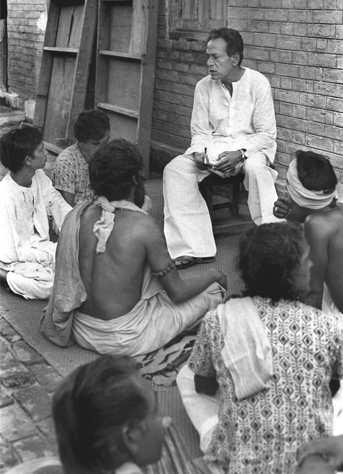 https://www.hindi.awazthevoice.in/upload/news/165917540503_Habib_Tanvir_with_his_tribal_artists,_courtesy-_Anjum_Katyl's_book_Habib_Tanvir-towards_an_inclusive_theatre.jpeg