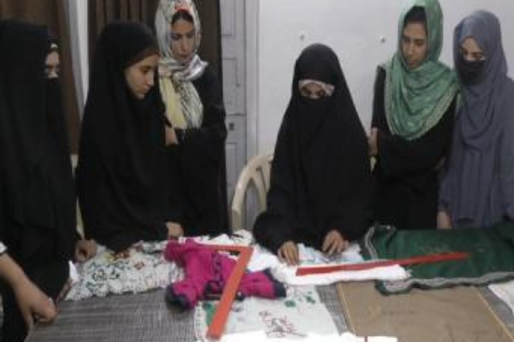 ख्वाब-ए-ताबीर: सेना ने  कश्मीरी लड़कियों के लिए बारामूला में कौशल विकास केंद्र स्थापित किया