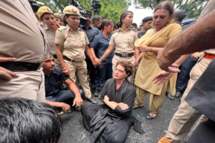 महंगाई के खिलाफ प्रदर्शन कर रही प्रियंका गांधी को पुलिस ने लिया हिरासत में
