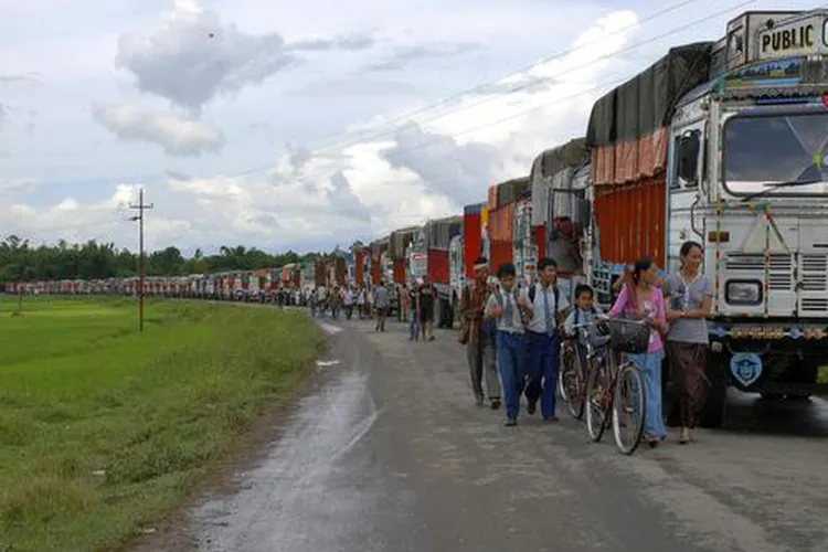 मणिपुर राजमार्ग नाकेबंदी : सैकड़ों वाहन फंसे, इंटरनेट बंद