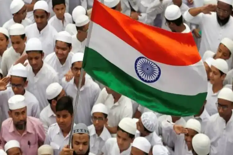 यूपीः मस्जिद से लेकर घर तक, तिरंगा लहराने में मुसलमान भी आगे