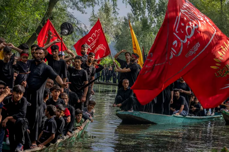  तस्वीरों की जुबानी डल झील के अंदरूनी हिस्से में कश्मीर के मुहर्रम के जुलूस की कहानी